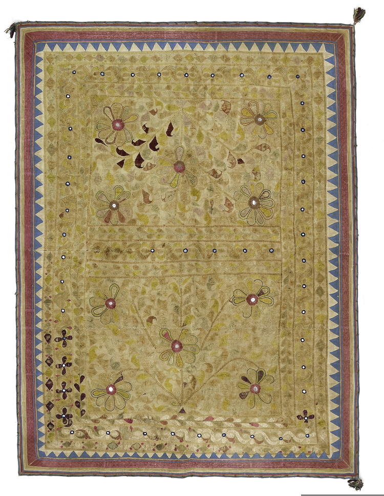 A SUZANI EMBROIDERY, CENTRAL ASIA 19TH/20TH CENTURY