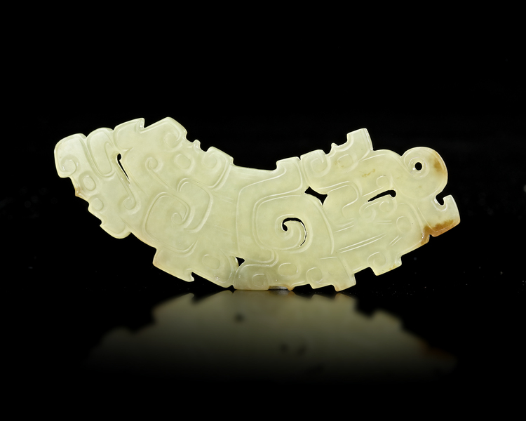 A CHINESE CARVED JADE PENDANT, QING DYNASTY (1644–1911)