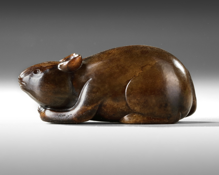 A CHINESE AGATE CARVED RAT, QING DYNASTY (1644–1911)