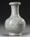 A CHINESE GE-TYPE CRACKLE-GLAZED VASE, QING DYNASTY (1644–1911)