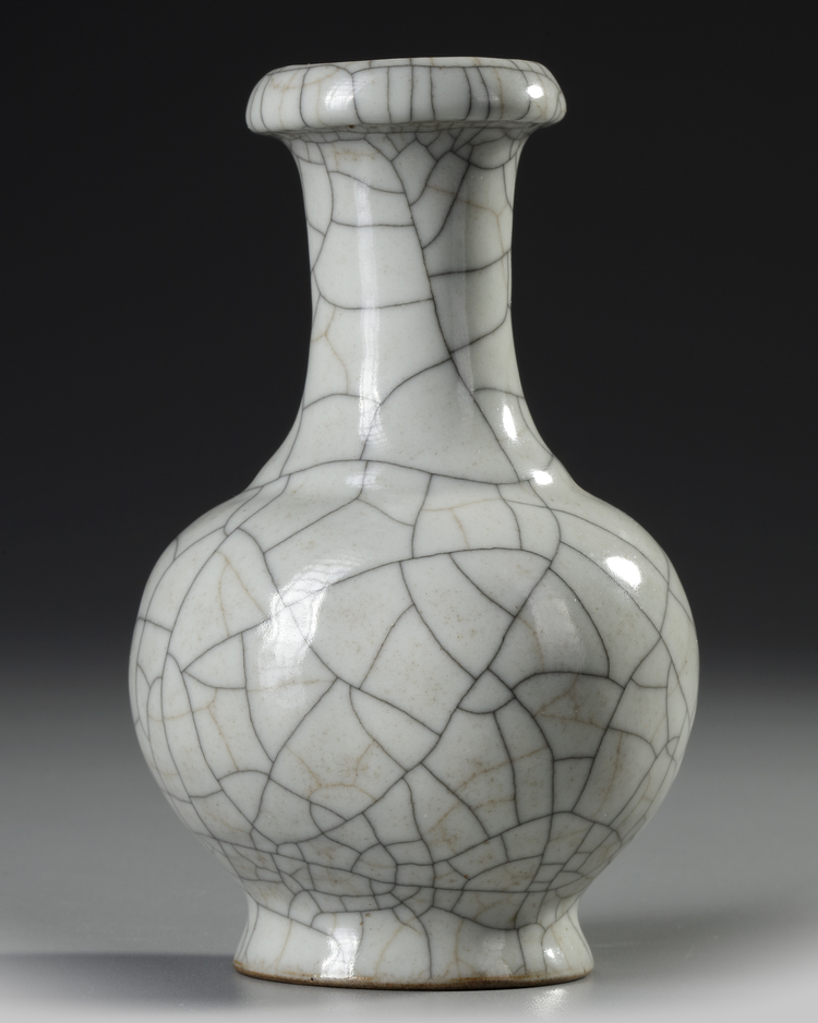 A CHINESE GE-TYPE CRACKLE-GLAZED VASE, QING DYNASTY (1644–1911)