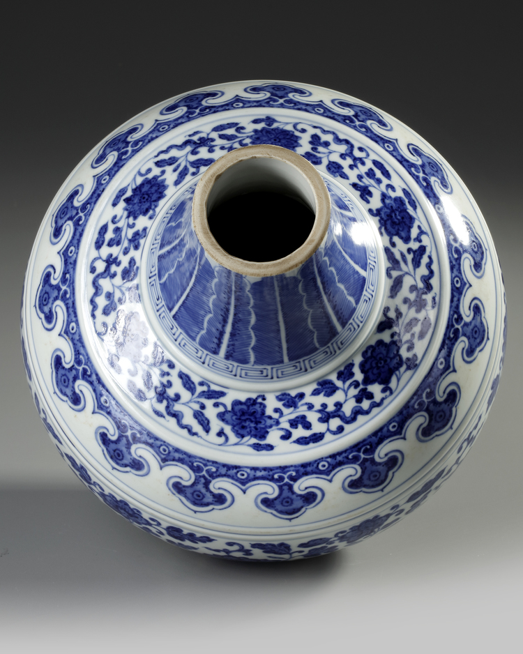 A CHINESE BLUE AND WHITE BOTTLE VASE, 19TH20TH CENTURY