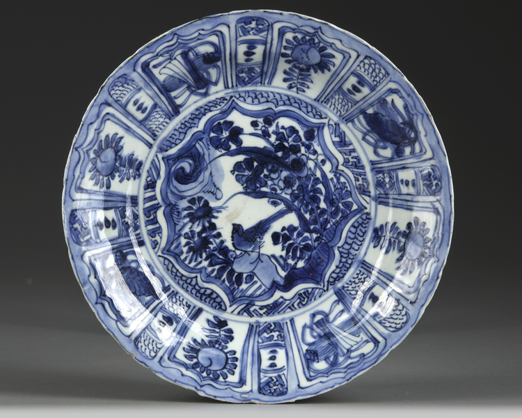 A CHINESE BLUE AND WHITE KRAAK PORCELAIN DISH, WANLI PERIOD (1572-1620)