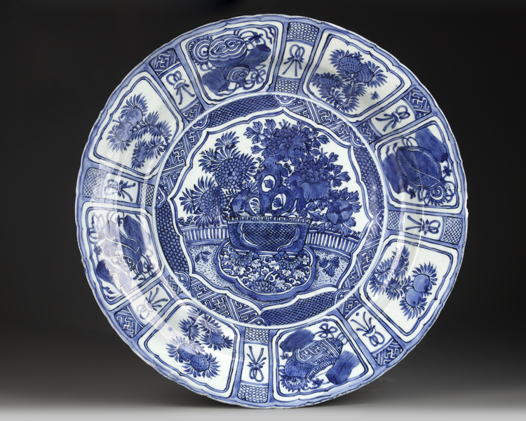 A LARGE CHINESE BLUE AND WHITE KRAAK PORCELAIN CHARGER, WANLI PERIOD (1572-1620)
