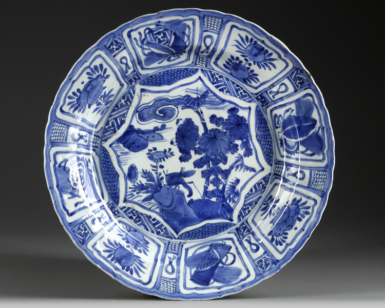 A CHINESE BLUE AND WHITE 'GRASSHOPPER' 'KRAAK PORCELAIN CHARGER, WANLI PERIOD (1572-1620)
