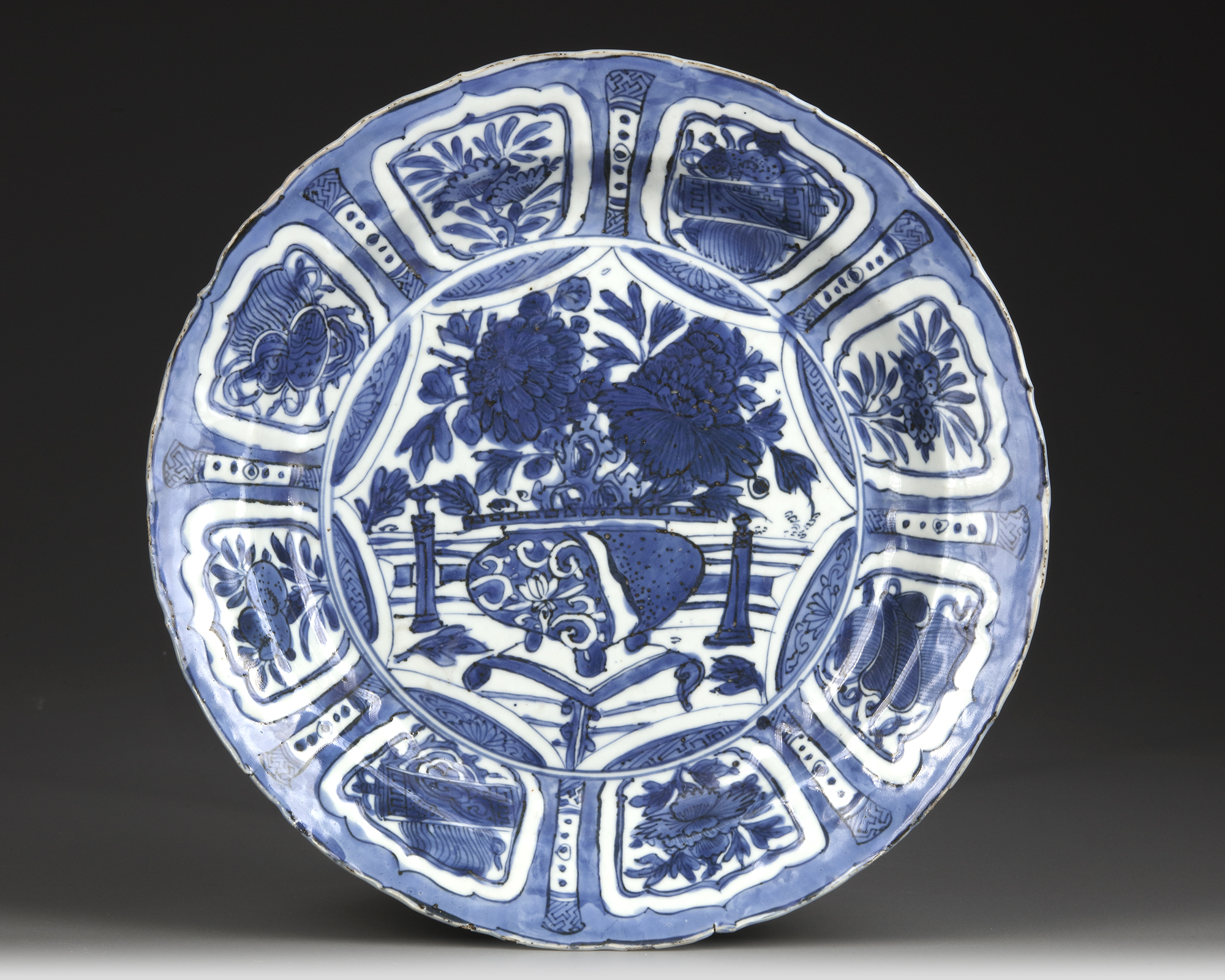 A CHINESE BLUE AND WHITE KRAAK PORCELAIN DISH, WANLI PERIOD (1572-1620)