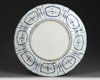 A CHINESE BLUE AND WHITE KRAAK PORCELAIN DISH, WANLI PERIOD (1572-1620)