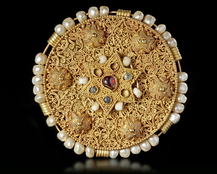A FATIMID GOLD ROUNDEL WITH PEARL SURROUND, 10TH-11TH CENTURY