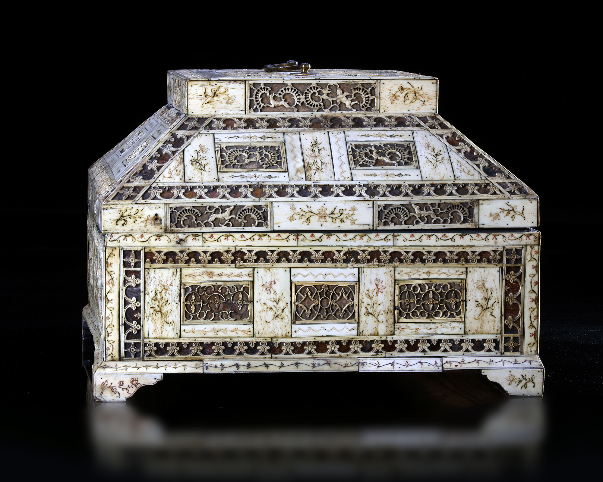 A KHOLMOGORY SCHOOL CARVED BONE BOX WITH MUGHAL INFLUENCE, 18TH CENTURY