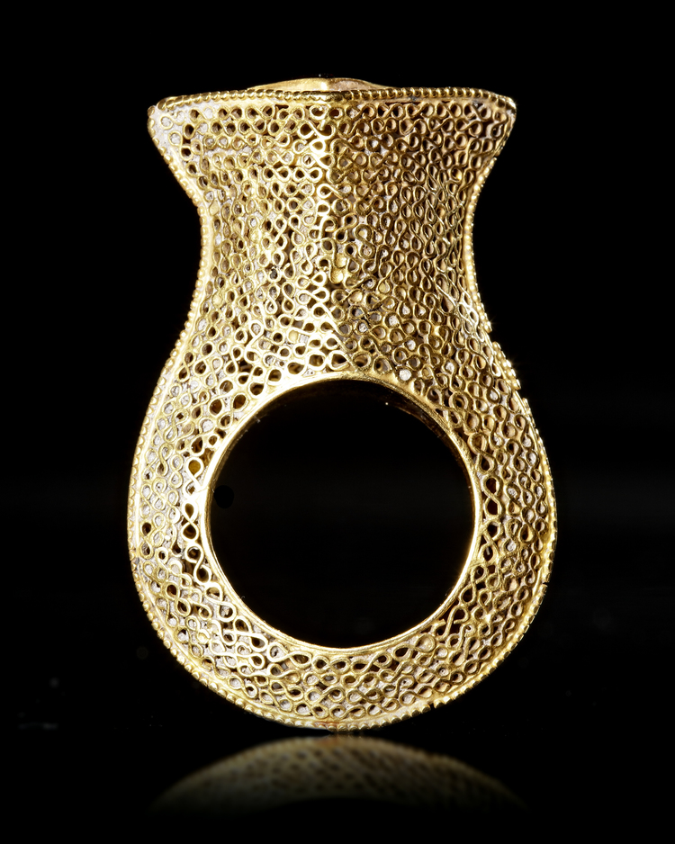 A MAGNIFICENT EARLY ISLAMIC GOLD RING,  NEAR EAST 10TH-11TH CENTURY