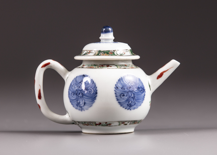 A small famille verte teapot with cover