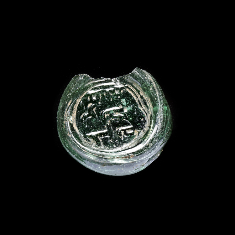 AN EARLY ISLAMIC GLASS VESSEL STAMP, 10TH-11TH CENTURY