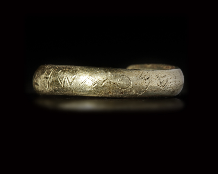 AN ELECTRUM RING WITH PHOENICIAN INSCRIPTION, 6-7TH CENTURY BC