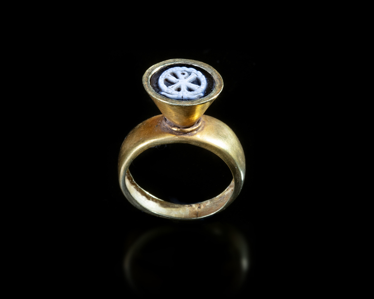 A GOLD RING, LATE ROMAN, EARLY BYZANTINE, 5TH-6TH CENTURY AD