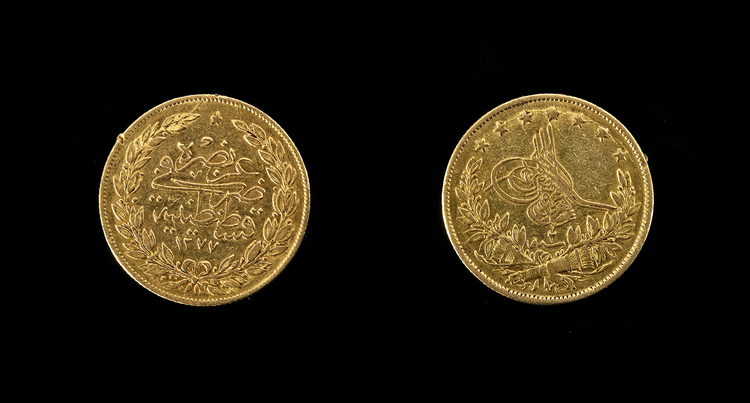 AN OTTOMAN GOLD COIN, ABDULAZIZ,  TURKEY AND DATED 1277 AH/1860 AD