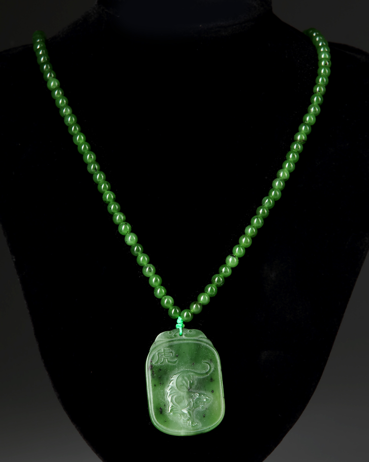 A CHINESE NEPHRITE JADE NECKLACE, 20TH CENTURY