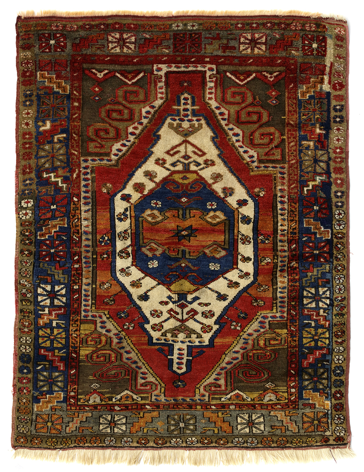 A WEST ANATLOIAN KAZKIRI CARPET, CIRCA 1920
