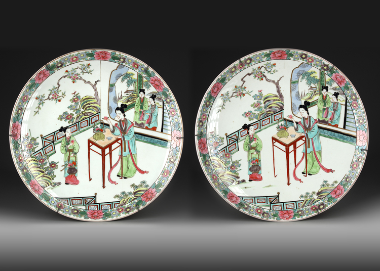 A PAIR OF CHINESE FAMILLE ROSE CHARGERS, 20TH CENTURY