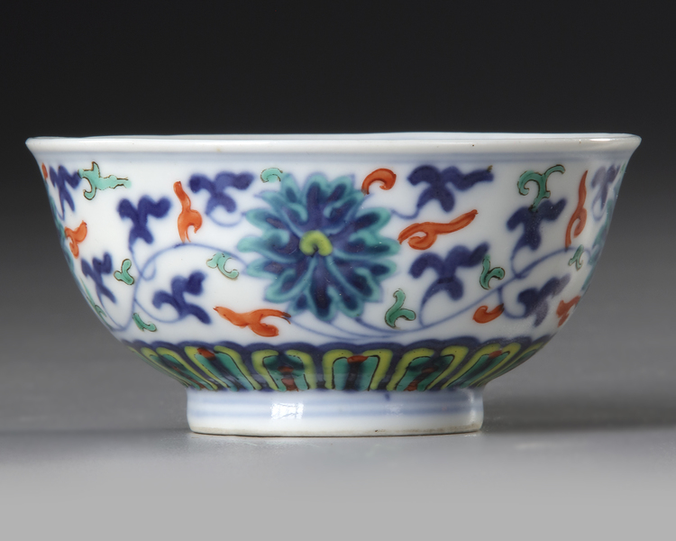 A CHINESE DOUCAI BOWL, 19TH/20TH CENTURY