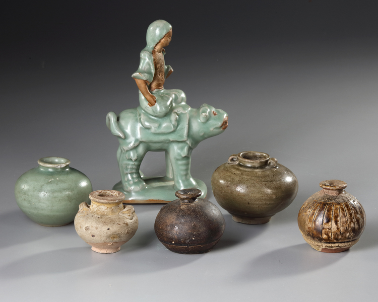 A GROUP OF A FIGURE AND FIVE SMALL VASES, MING DYNASTY (1368-1644)