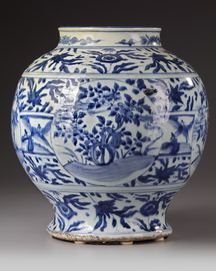 A CHINESE BLUE AND WHITE JAR, MING DYNASTY (1368-1644)