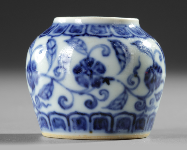 A SMALL CHINESE BLUE AND WHITE POT, MING DYNASTY (1368-1644) OR LATER