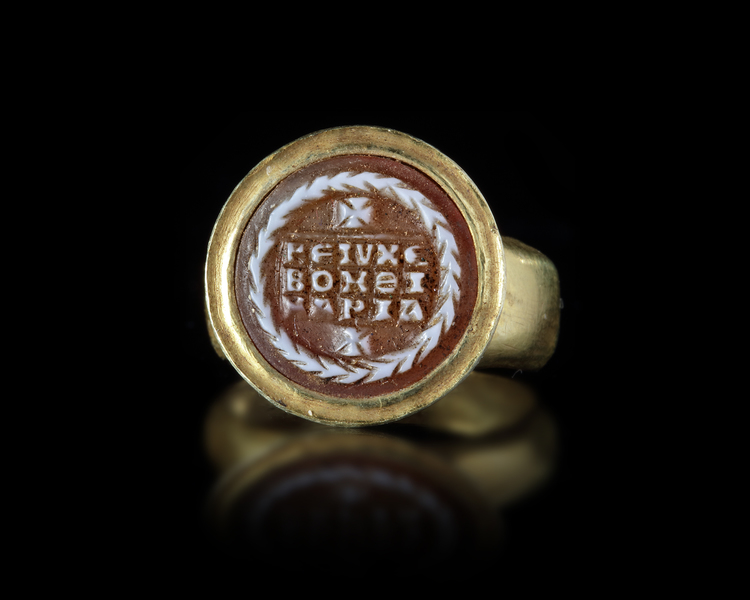 A ROMAN GOLD RING WITH A CAMEO, 4TH-5TH CENTURY AD