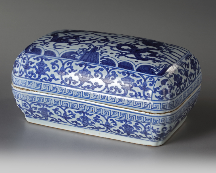 A CHINESE BLUE AND WHITE RECTANGULAR DRAGON BOX AND COVER, QING DYNASTY (1644–1911)