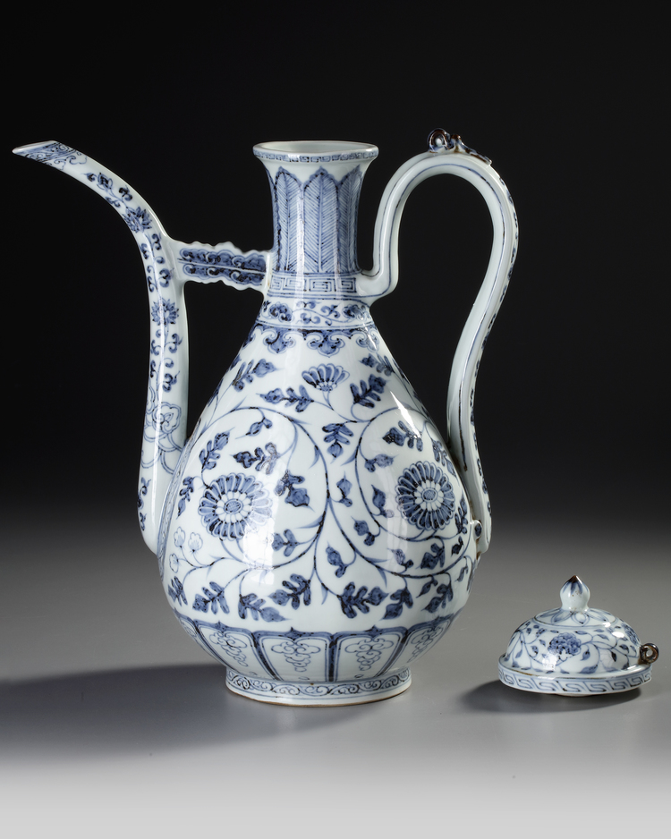 A CHINESE BLUE AND WHITE EWER, QING DYNASTY (1644-1911)