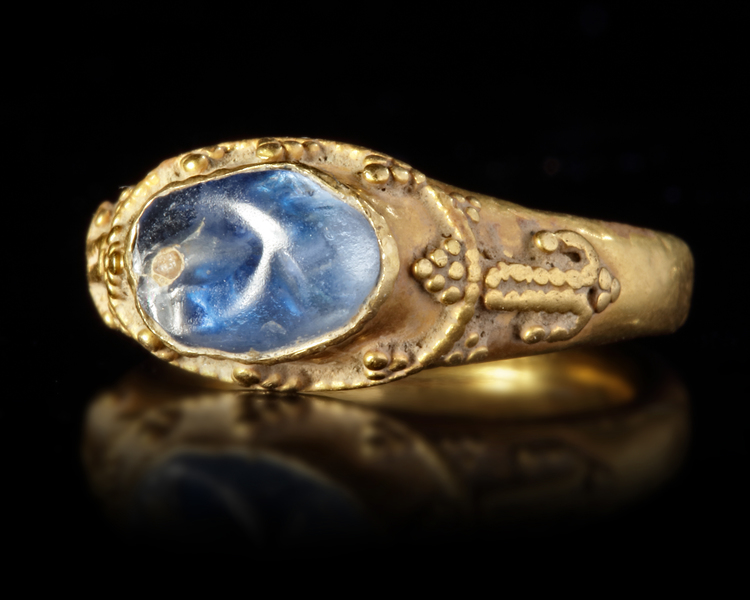 AN EARLY ISLAMIC SAPPHIRE SET GOLD RING, 10TH-11TH CENTURY