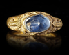 AN EARLY ISLAMIC SAPPHIRE SET GOLD RING, 10TH-11TH CENTURY