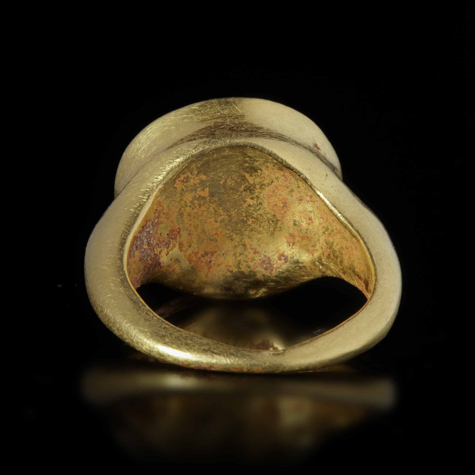 A ROMAN GOLD RING WITH A THREE QUARTERS PORTRAIT OF A CHILD, 1ST/2ND ...