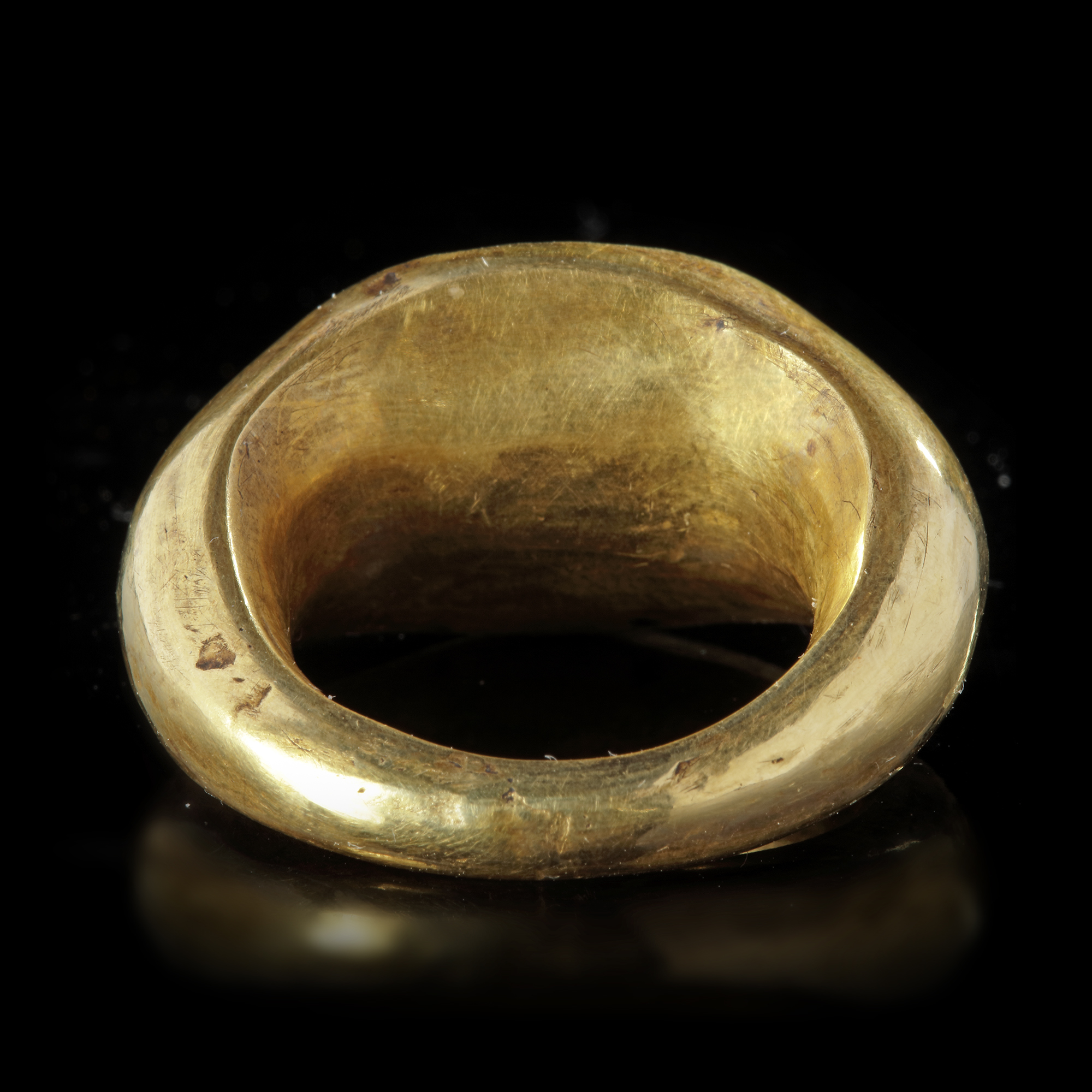 A LARGE ROMAN GOLD RING WITH A BLACK JASPER INTAGLIO OF MINERVA/ATHENA ...