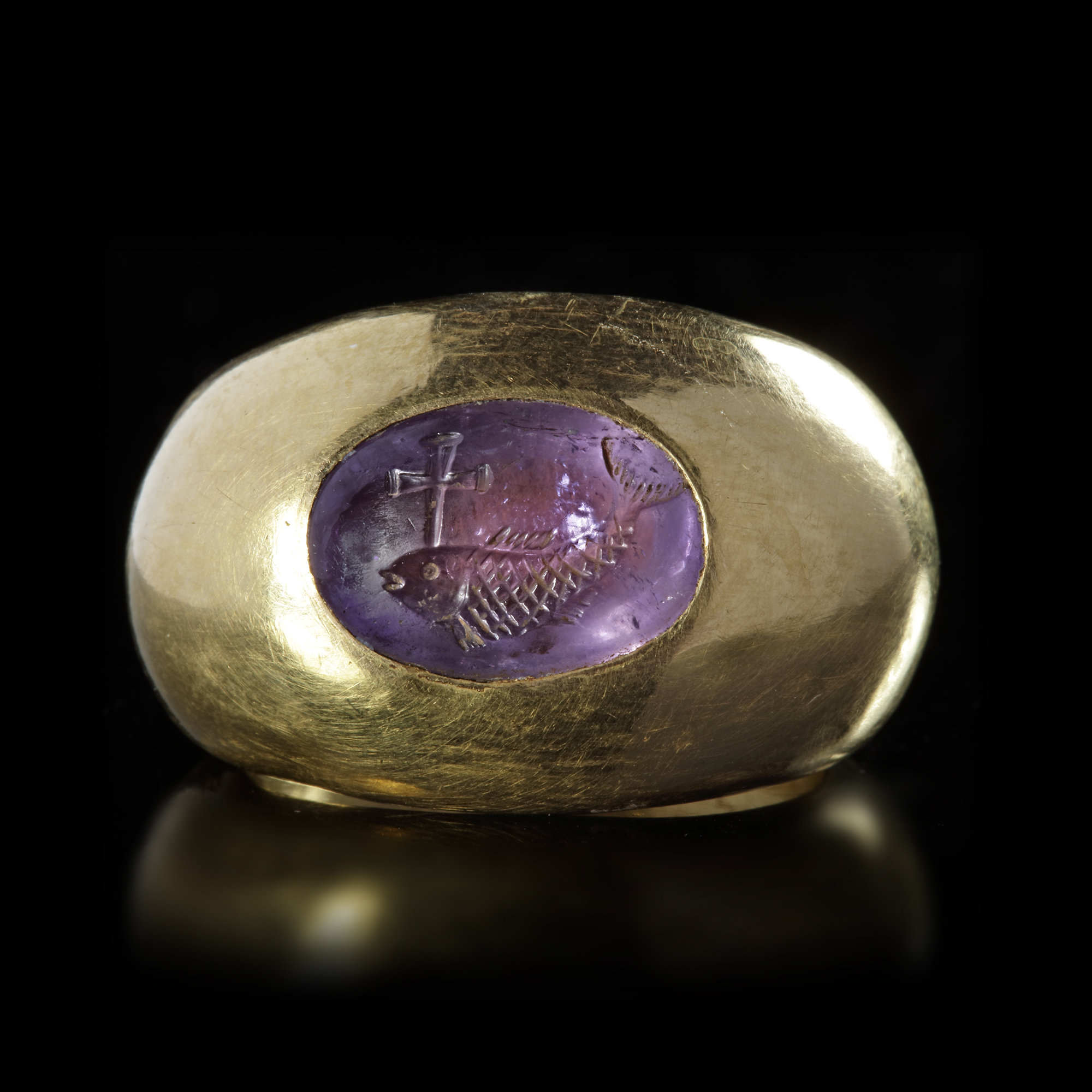A PALEO CHRISTIAN GOLD RING WITH AN AMETHYST INTAGLIO, 4TH CENTURY AD