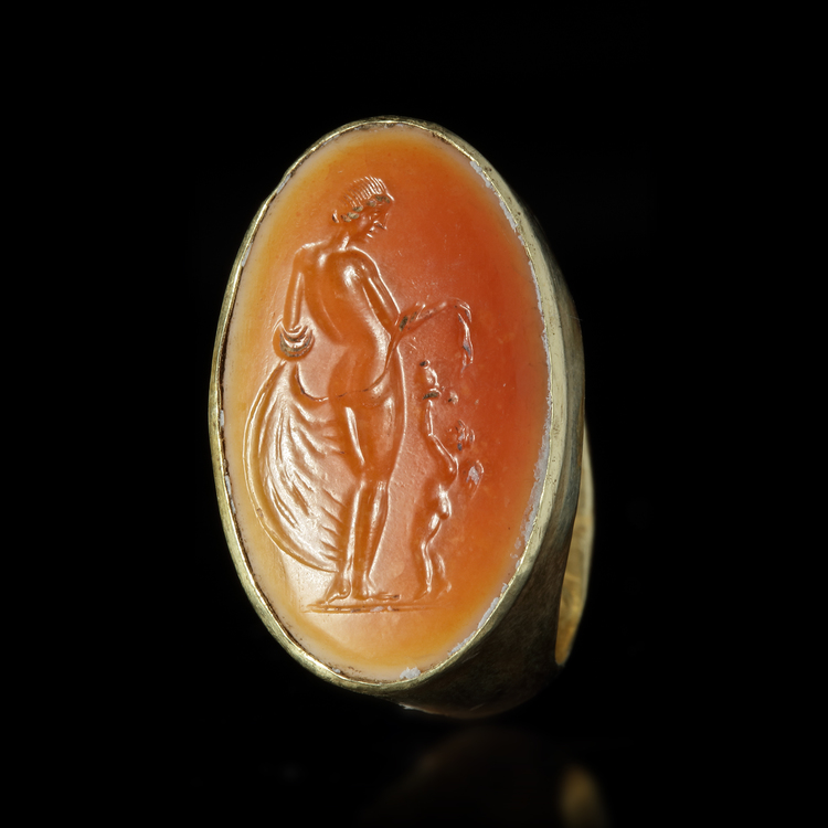 A LATE HELLENISTIC GOLD RING WITH AN INTAGLIO OF APHRODITE/VENUS, 2ND-1ST CENTURY BC