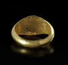 A HOLLOW ROMAN GOLD RING WITH A CABOCHON DARK BROWN CARNELIAN INSET, 1ST CENTURY AD