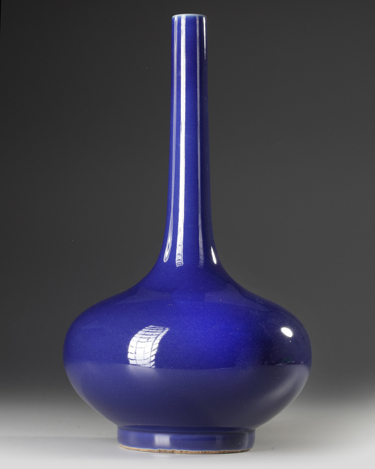 A CHINESE BLUE-GLAZED BOTTLE VASE, 20TH CENTURY