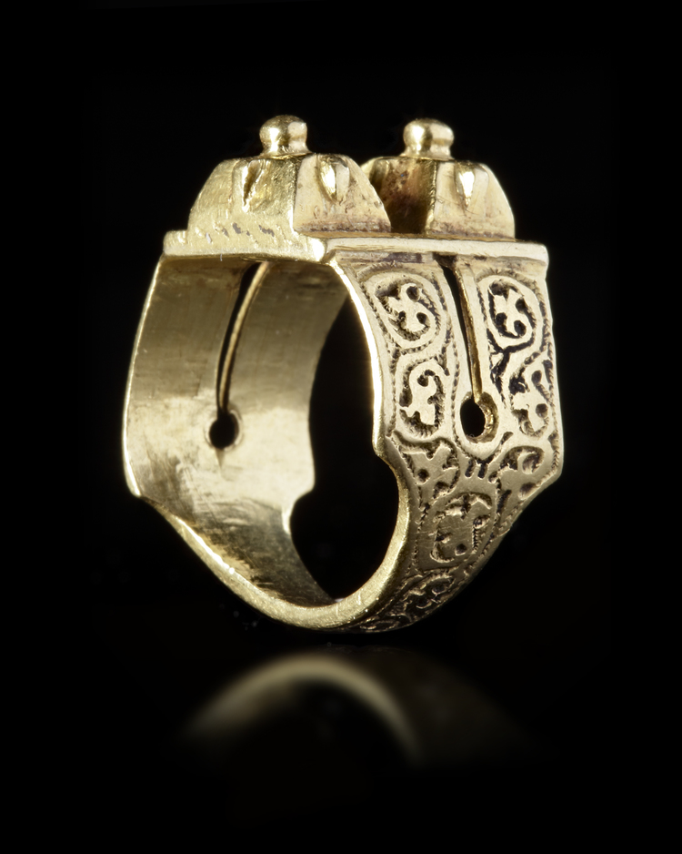 AN EARLY ISLAMIC GOLD RING, 7TH AH/ 14TH AD CENTURY