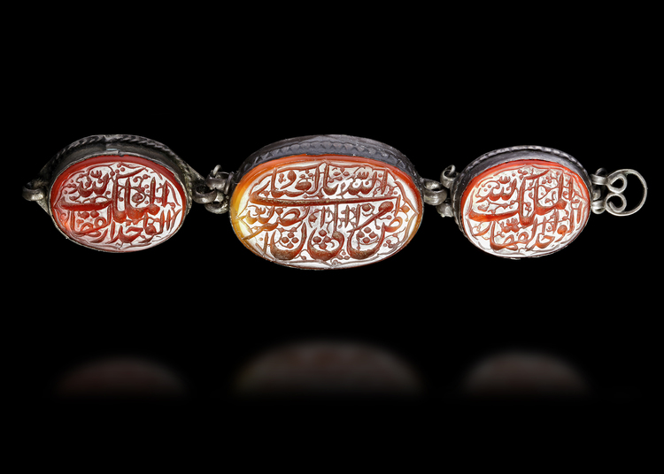AN AGATE SET SILVER BAZUBAND
