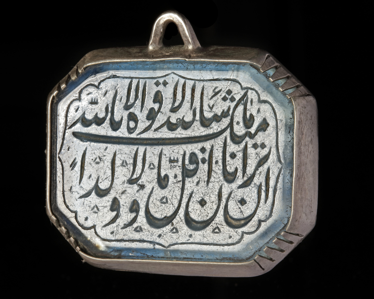 AN AGATE SILVER PENDANT