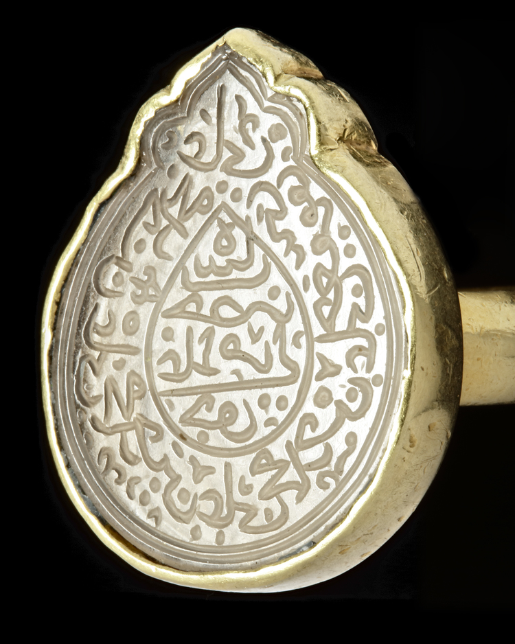 A CRYSTAL SEAL GOLD RING