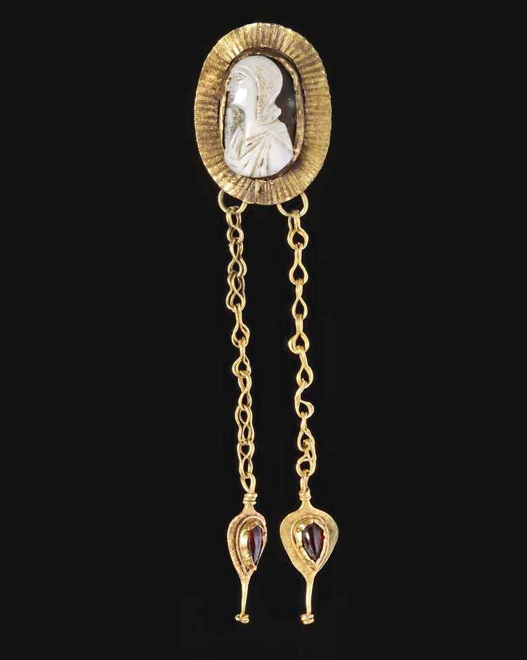 A ROMAN GOLD BROOCH WITH CAMEO AND PENDANTS, 3RD CENTURY AD
