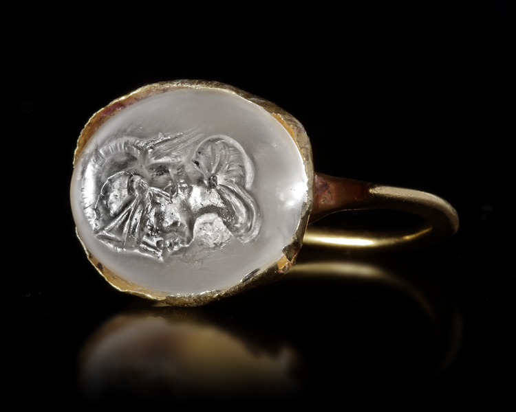 A ROMAN GOLD RING WITH A ROCK CRYSTAL INTAGLIO OF MINERVA, ROMAN, 1ST CENTURY AD