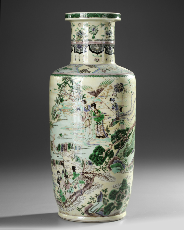 A CHINESE FAMILLE VERTE ROULEAU VASE, QING DYNASTY (1644-1911)