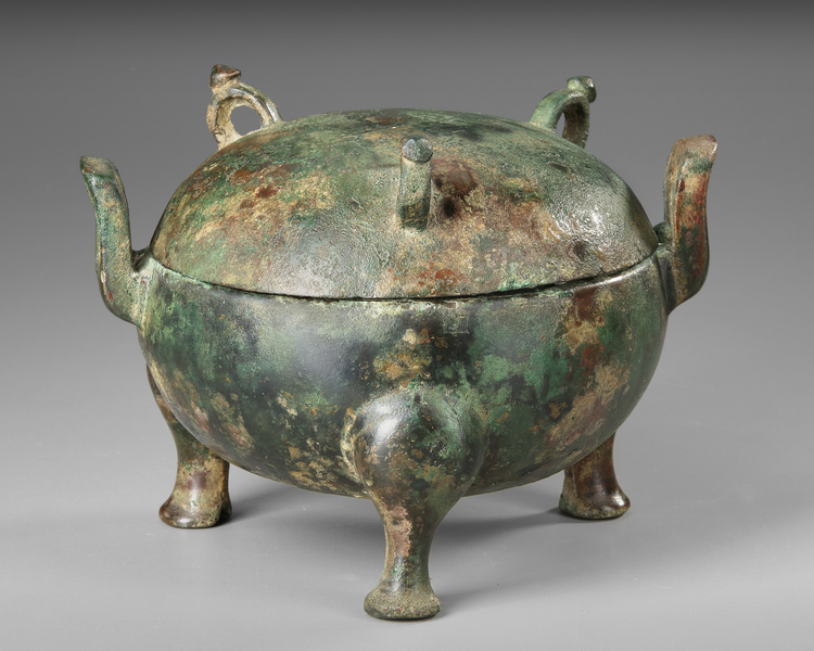 A CHINESE BRONZE TRIPOD STORAGE VESSEL AND AN ASSOCIATED COVER, MING DYNASTY (1368-1644)