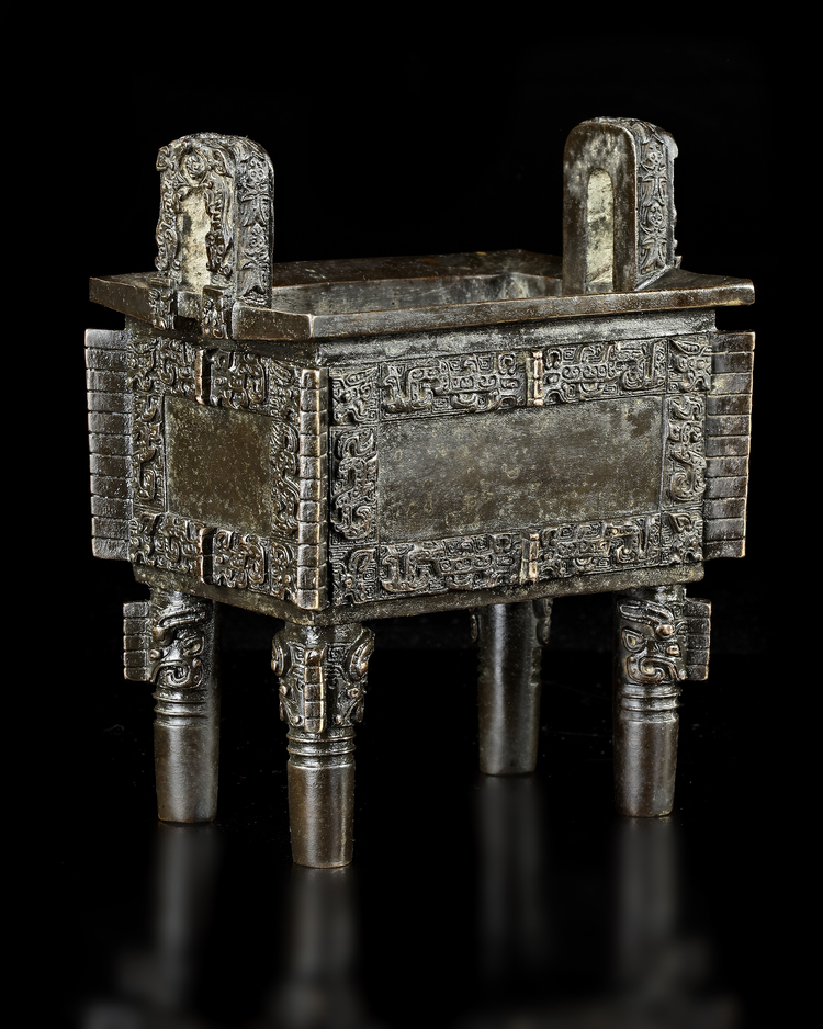 A CHINESE BRONZE CENSER, MING DYNASTY (1368-1644)