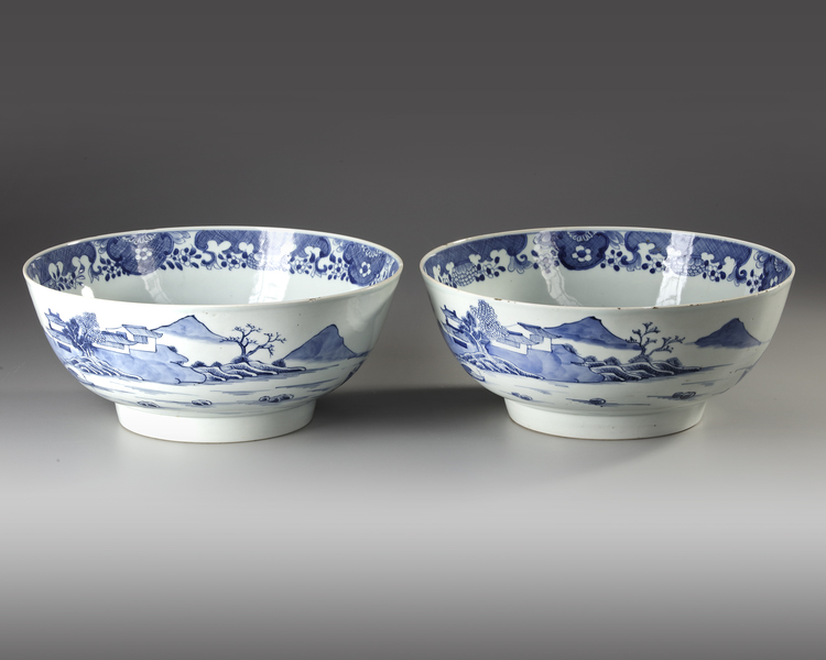 A PAIR OF LARGE CHINESE BLUE AND WHITE BOWLS, 18TH CENTURY