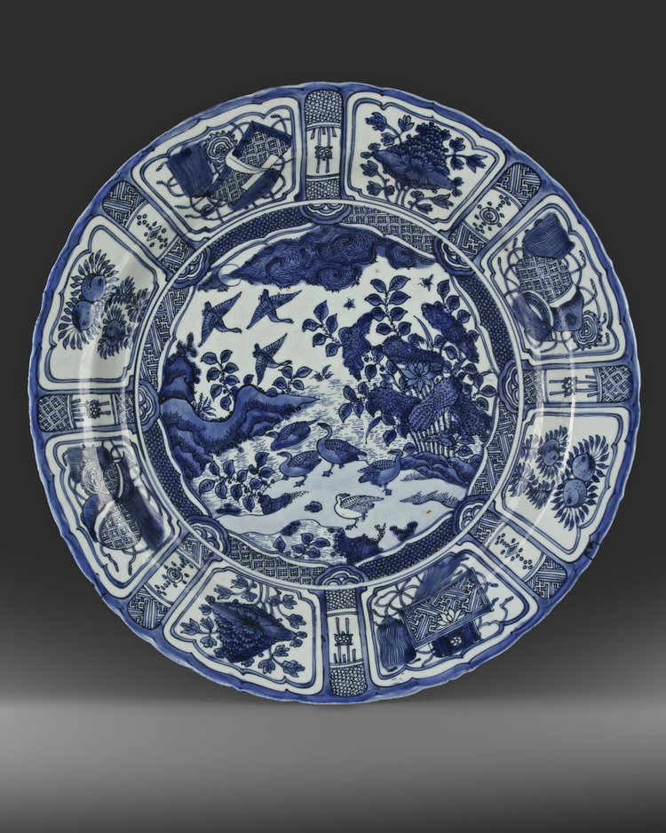 A LARGE BLUE AND WHITE ‘KRAAK PORCELAIN’ DISH,  MING DYNASTY, WANLI PERIOD, (1573-1619)