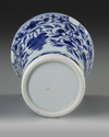 A CHINESE BLUE AND WHITE VASE, KANGXI PERIOD (1662-1722)