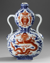 A CHINESE IRON-RED DECORATED BLUE AND WHITE VASE, 19TH-20TH CENTURY
